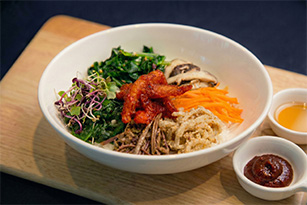 향긋한 더덕 산채비빔밥