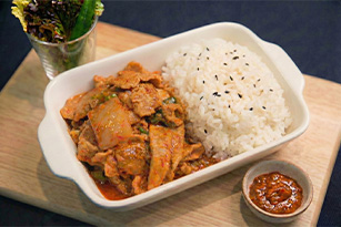  매콤 제육쌈밥 정식